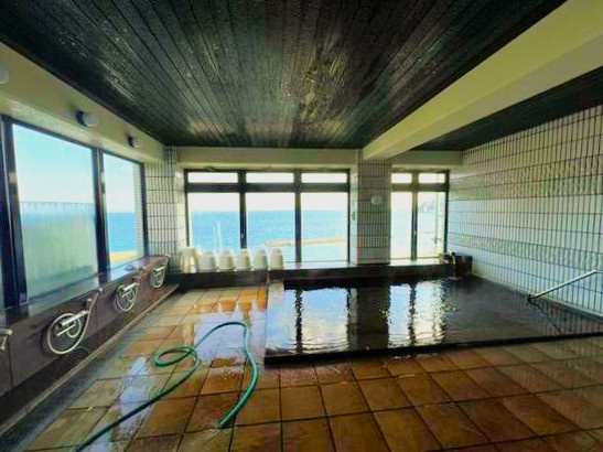 伊東シーサイドセンチュリー21のその他共用部分|海が窓からのぞく温泉大浴場