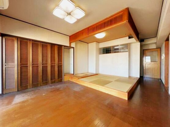 伊東シーサイドセンチュリー21の居間・リビング|窓から海の見えるリビングダイニング