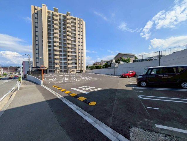 エイルマンション新宮の駐車場