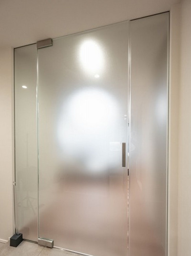 玄関からリビングのドアはすりガラスでお洒落で明るく！