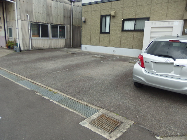ベルハウス六名の駐車場