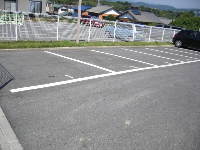 シャトー岡崎Ⅲ番館の駐車場