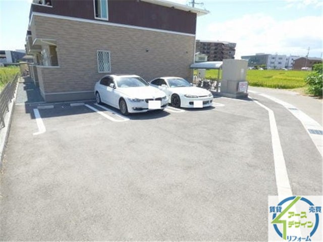 リヴェールコートVの駐車場