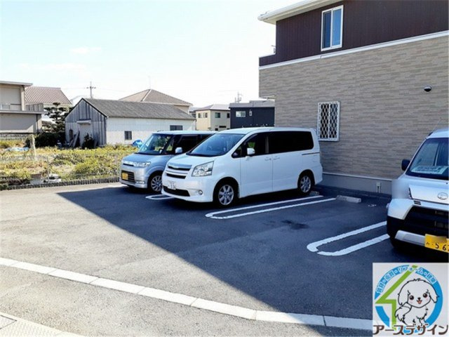 リヴェールコートVの駐車場