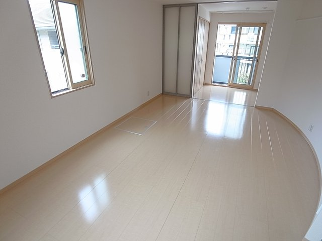 ヒルサイドレジデンスの居間・リビング|窓が多く風通しも良好です