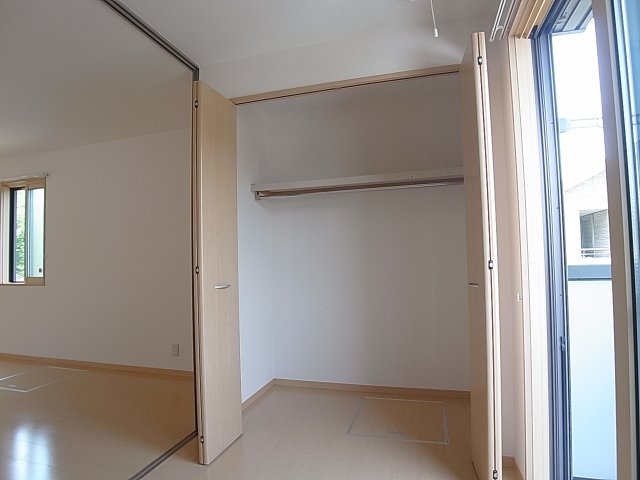 ヒルサイドレジデンスの収納|奥行きのあるクローゼットです