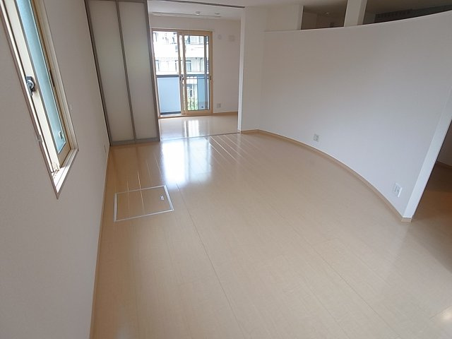 ヒルサイドレジデンスの内装|アーチ状の室内、お洒落な雰囲気です