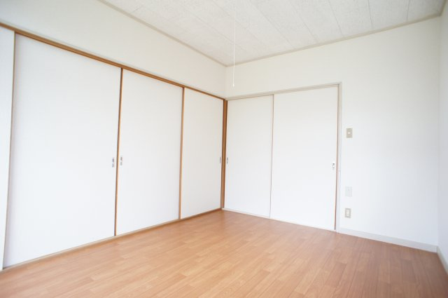 コータス牛久の寝室|日当たり良好のリビング