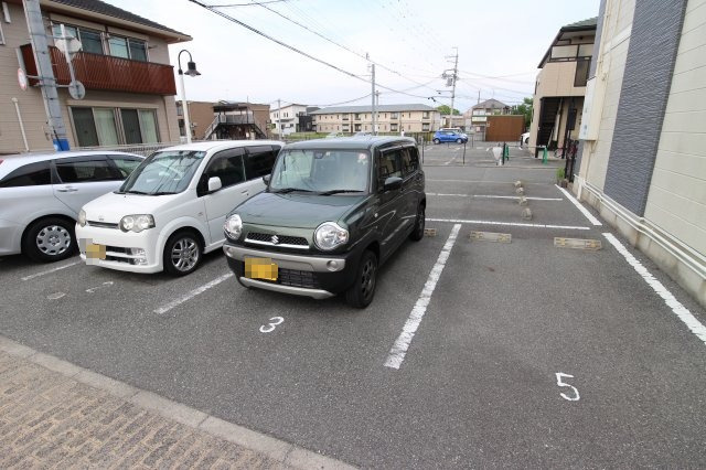 神戸市西区玉津町出合のハイツの駐車場