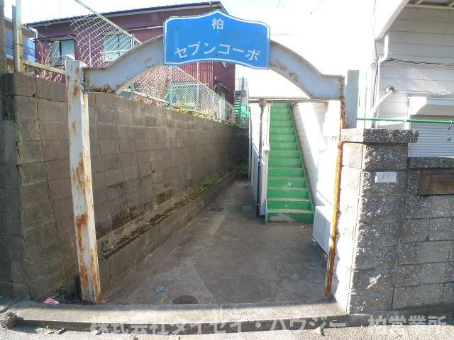 柏セブンコーポのエントランス