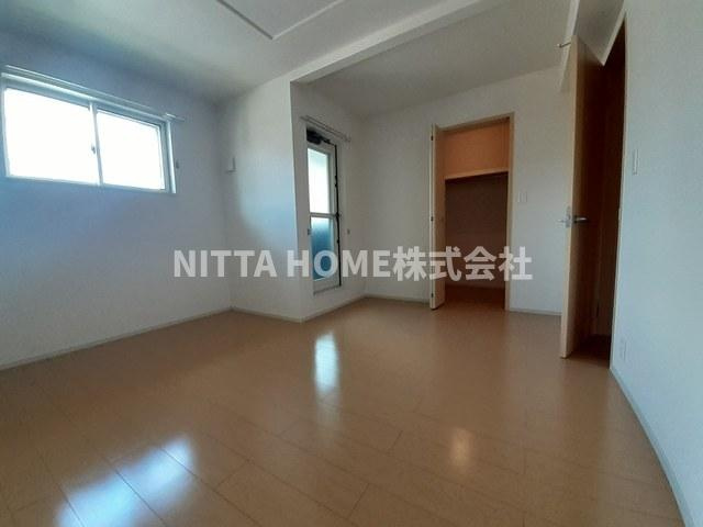 ノッティングヒルコートＦの内装|こちら８帖の洋室でバルコニーがついています◎