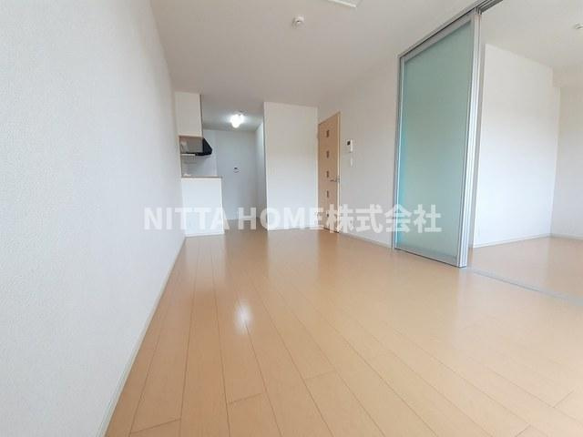 ノッティングヒルコートＦの居間・リビング|１１．２帖のリビングルームです＊