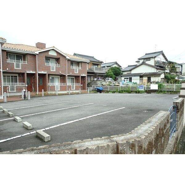 グランドコート弐番館の駐車場