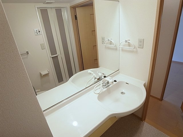 ラーゼンヴィラ2の独立洗面台|シャワー付きの独立洗面、大きな鏡付きです