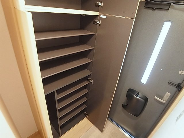 ラーゼンヴィラ2の玄関|大型シューズＢＯＸ