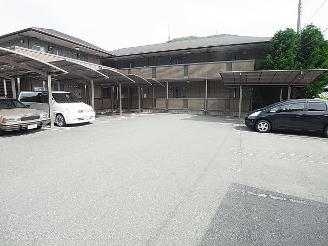 ラーゼンヴィラ2の駐車場|敷地内駐車場完備