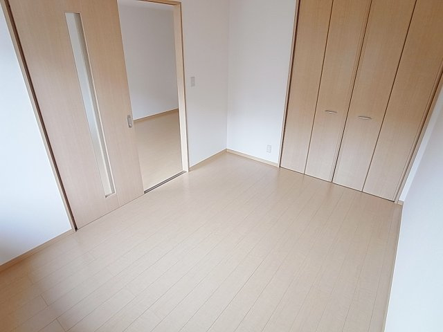 ラーゼンヴィラ2の内装|洋室、綺麗なフローリング