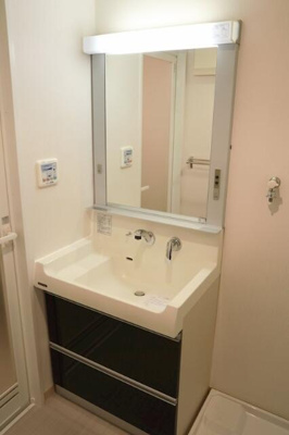 【洗面所】 | アン・ボルヌ | シャワー付き独立洗面台