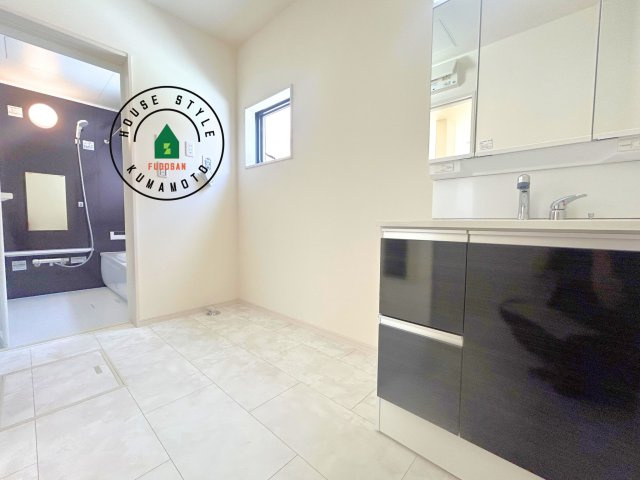 熊本県菊池市泗水町永第1₋2棟(1号棟)の内観：施工例|ゆとりの洗面スペースで朝の身支度もスムーズに。暮らしを快適に変えるシャワー付洗面台です！