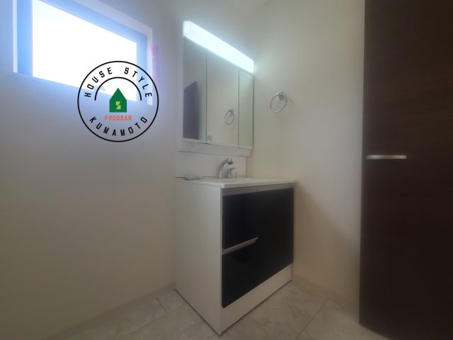 熊本県菊池市泗水町永第1₋2棟(1号棟)の内観：施工例|毎日使うものだから清潔な空間を保ちたい水回り。洗面にはそんな願いを解消させてくれる収納アイデアが満載です。三面鏡の裏側にはキャビネットが現れ小物から背の高い物まで収納できます。