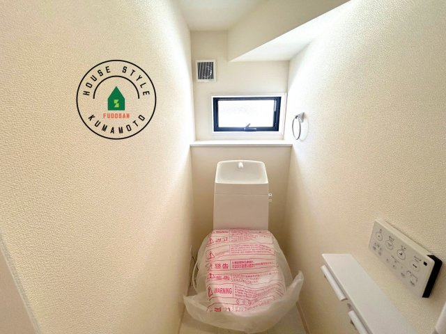 熊本県菊池市泗水町永第1₋2棟(1号棟)の内観：施工例|温水洗浄便座を完備しております。2ヶ所にトイレがあるのは朝の慌ただしい時間も安心です。