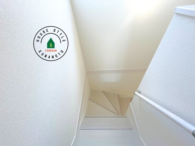 熊本県菊池市泗水町永第1₋2棟(1号棟)の内観：施工例|＜手すり付階段＞手すりがないと階段の昇り降りで危険なことはもちろん、壁に手をつきながら歩くことで壁紙が汚れやすくなります。すべての方に快適に昇り降りしていただくため、手すりを設置しました。