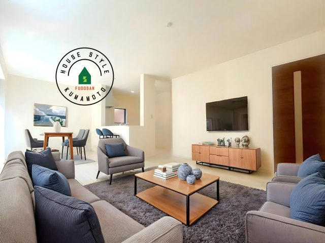 熊本県菊池市泗水町永第1₋2棟(1号棟)の内観：施工例|明るく開放的なリビングダイニングは豊かな陽光が注ぎ込み、やすらぎの空間を演出してくれます。ご家族で楽しいひとときをお過ごし下さい。※家具はCGを合成したものです。