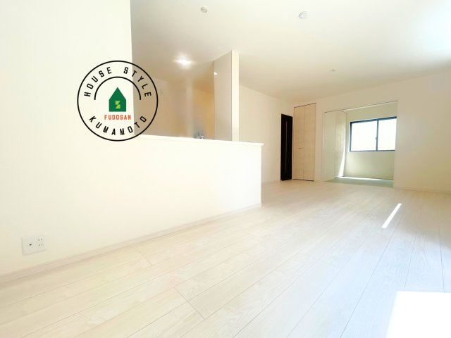 熊本県菊池市泗水町永第1₋2棟(1号棟)の内観：施工例|キッチンからリビングをしっかり確認できます。家族の笑顔があふれる空間になりそうですね。