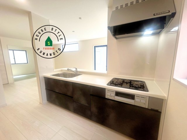 熊本県菊池市泗水町永第1₋2棟(1号棟)の内観：施工例|ご家族を近くに感じられる対面キッチンのLDK。会話もはずみそうですね。