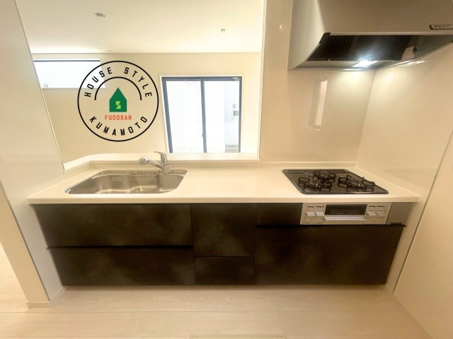 熊本県菊池市泗水町永第1₋2棟(1号棟)の内観：施工例|ダイニングテーブルへの配膳がラクラク、お料理はかどるカウンター付きシステムキッチン！