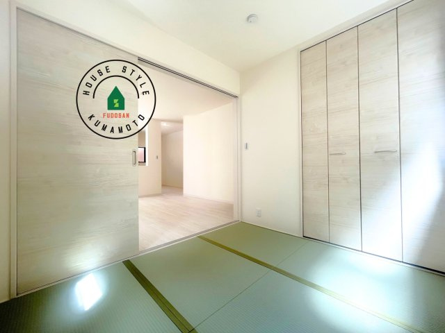 熊本県菊池市泗水町永第1₋2棟(1号棟)の内観：施工例|和室を上手に活用すると暮らし方の幅が広がります。例えば普段は開け放して、子供の小さいうちはお昼寝や遊びのスペースに。畳はソフトなので転んでもケガをしにくく安心です