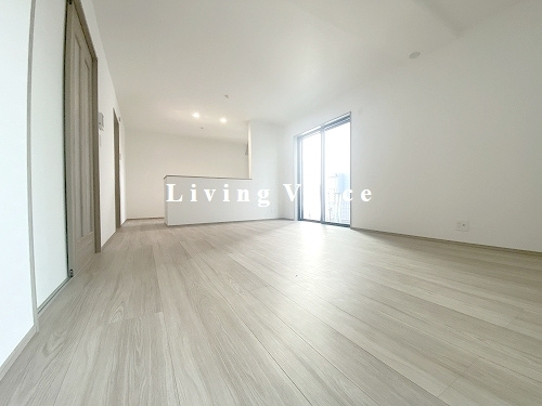 【居間・リビング】 | 【仲介手数料０円】平塚市西八幡4丁目　新築一戸建て　B号棟　全2棟 | 平塚市西八幡4丁目　新築一戸建て　全2棟