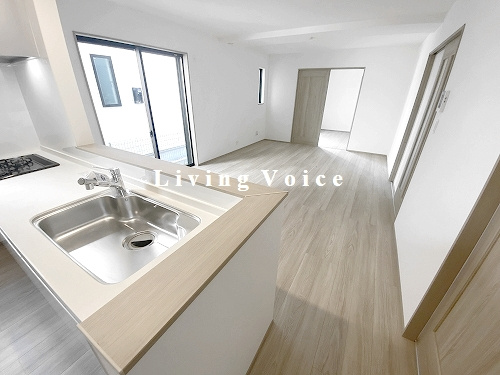 【居間・リビング】 | 【仲介手数料０円】平塚市西八幡4丁目　新築一戸建て　B号棟　全2棟 | 平塚市西八幡4丁目　新築一戸建て　全2棟