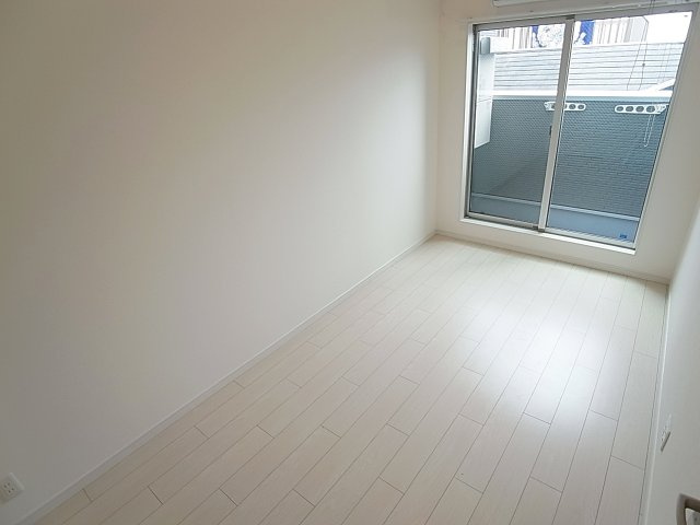 Art Oceanの居間・リビング|白いフローリングで綺麗な室内