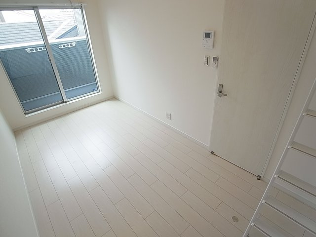 Art Oceanの居間・リビング|光が優しく差し込むお部屋です