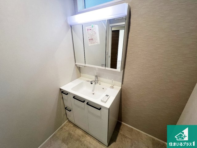 貝塚市水間　新築一戸建ての独立洗面台|清潔感のある洗面台です。フラットな鏡は掃除がしやすく毎日清潔！鏡裏には収納があるのでスッキリとした洗面台が保てます。