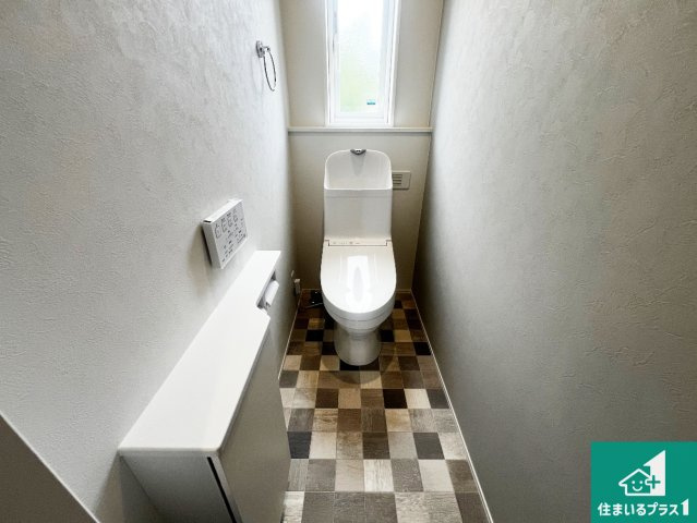 貝塚市水間　新築一戸建てのトイレ|1・2階の2ヶ所にあるので、朝の忙しい時間の順番待ちもなく、深夜の利用にも大変便利です。