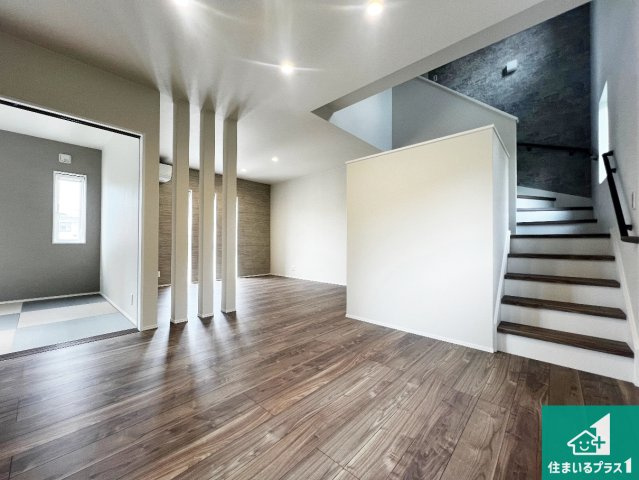 貝塚市水間　新築一戸建ての居間・リビング|日当たり良好の明るいリビングで朝の目覚めもスッキリできそう！対面キッチンでご家族のコミュニケーションも自然と増える設計！小さなお子様が遊ぶスペースを作っても広々とくつろげるLDK！