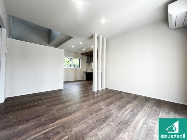 貝塚市水間　新築一戸建ての設備|リビング全体を見渡せるスキップフロアは開放的な空間を演出するだけでなく、テレワークや趣味のスペースとして使えて便利！