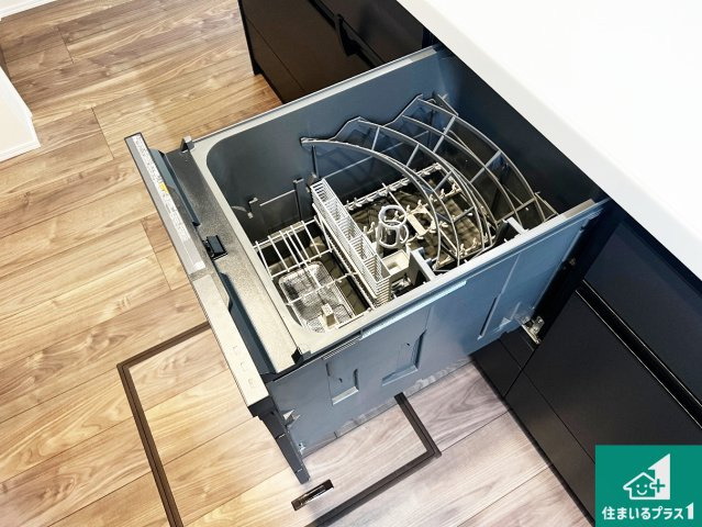 貝塚市水間　新築一戸建てのその他|食事後の一仕事、食器洗いをボタン一つでお任せできちゃいます！場所を取らないビルトイン式なので、お料理スペースもしっかり確保！