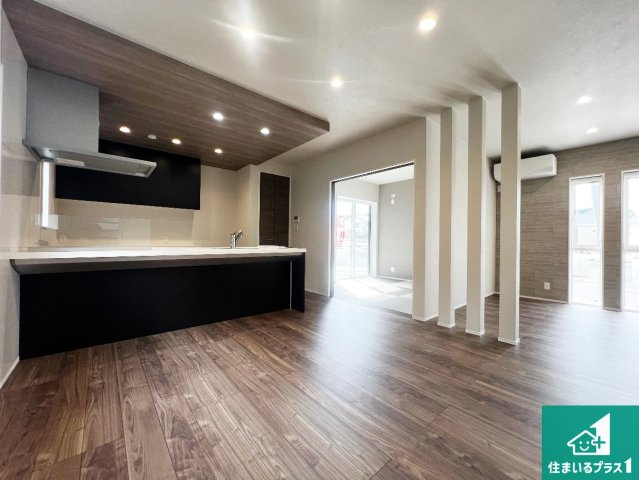 貝塚市水間　新築一戸建ての居間・リビング|太陽の光が差し込むとっても明るいリビング！思わず微笑みたくなる居心地の良さ。家族団らんの時間も増えそうなくつろぎのＬＤＫで、住む人のこだわりを活かすゆとりある空間♪