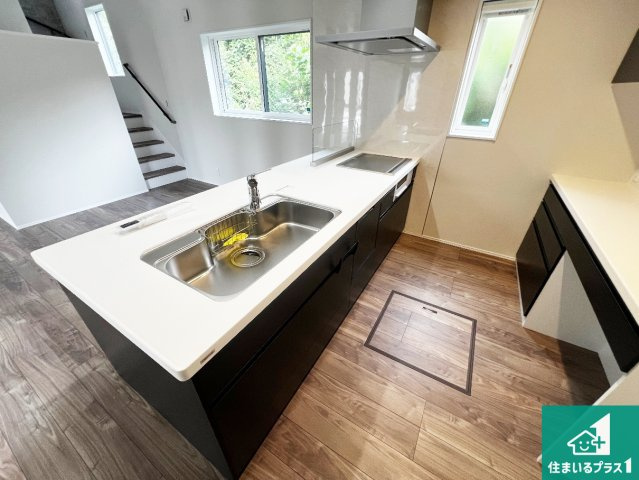 貝塚市水間　新築一戸建てのキッチン|収納豊富！浄水器付きキッチン！お子さまの様子を見ながらお料理を楽しむことができますね。家族のコミュニケーションが増え会話もはずみそう！