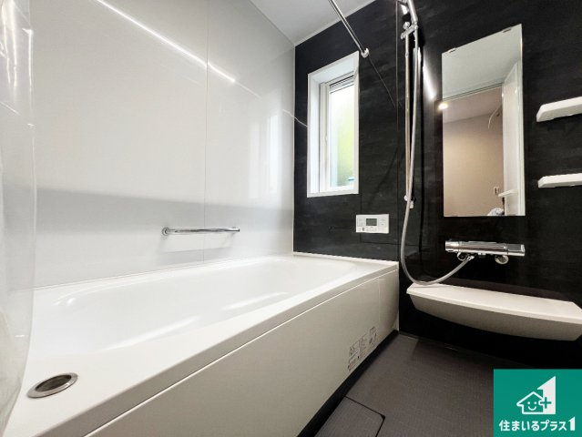 貝塚市水間　新築一戸建ての浴室|ゆったりと足を伸ばせる浴室は一日の疲れを癒してくれる大切な空間です。小窓も付いており換気も行えます。浴室乾燥機も設置しているので、雨の日の洗濯物も安心です♪