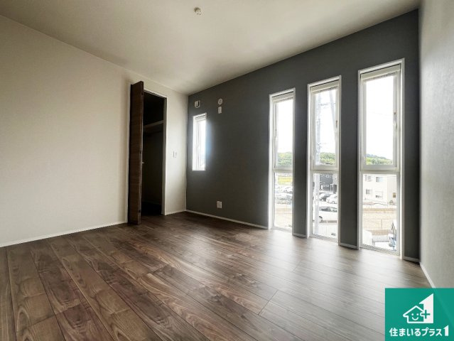 貝塚市水間　新築一戸建ての洋室|寝室は心地よい眠りについてもらいたくて、シンプルでかつ開放的な空間に！大きな窓から差し込む朝日が、すっきりとした目覚めをサポートします。