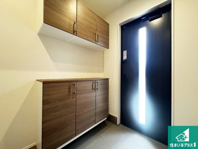 貝塚市水間　新築一戸建ての玄関|ご家族皆様の靴もたっぷり収まる大容量の玄関収納を設けました。見た目もスッキリ綺麗な玄関に！