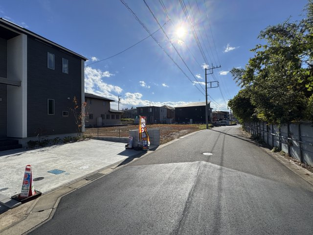 流山市古間木新築戸建【八木南小学校：9分】の前面道路含む現地写真|北東側前面道路・幅員約6ｍ