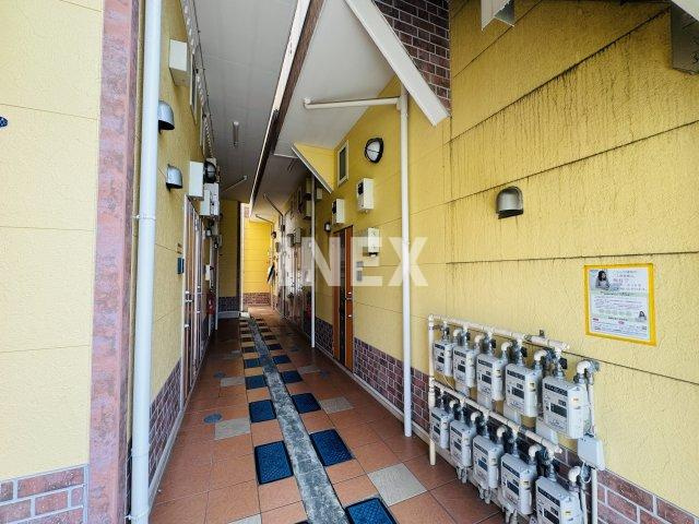 横浜市保土ケ谷区仏向町のアパートのエントランス
