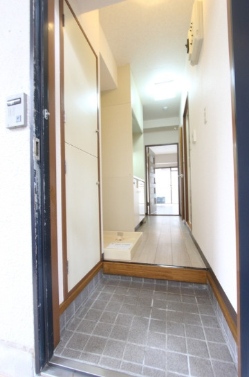 メゾン伊佐司の玄関