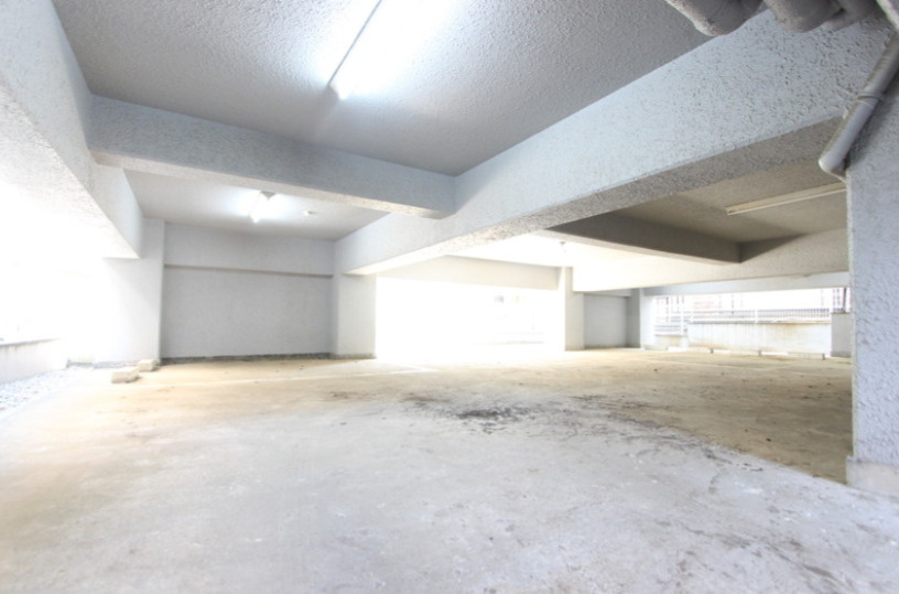 メゾン伊佐司の駐車場