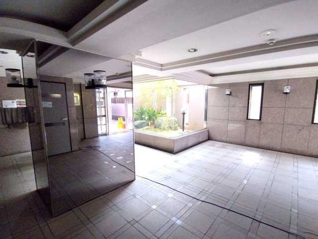 サーパス柏のエントランス|毎日通るエントランスはこのようになっています